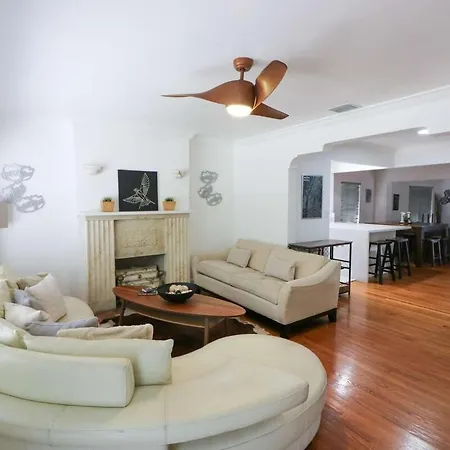 Rustic Modern Retreat - 4Br Open Concept Villa